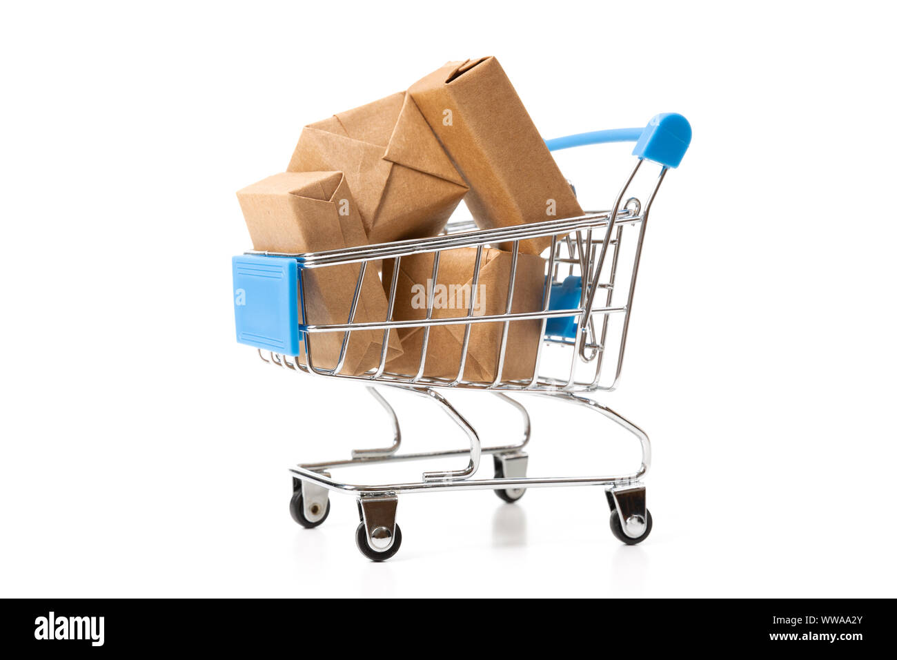 Online shopping Konzept. Shopping Cart mit kleinen Boxen innen auf weißem Hintergrund Stockfoto