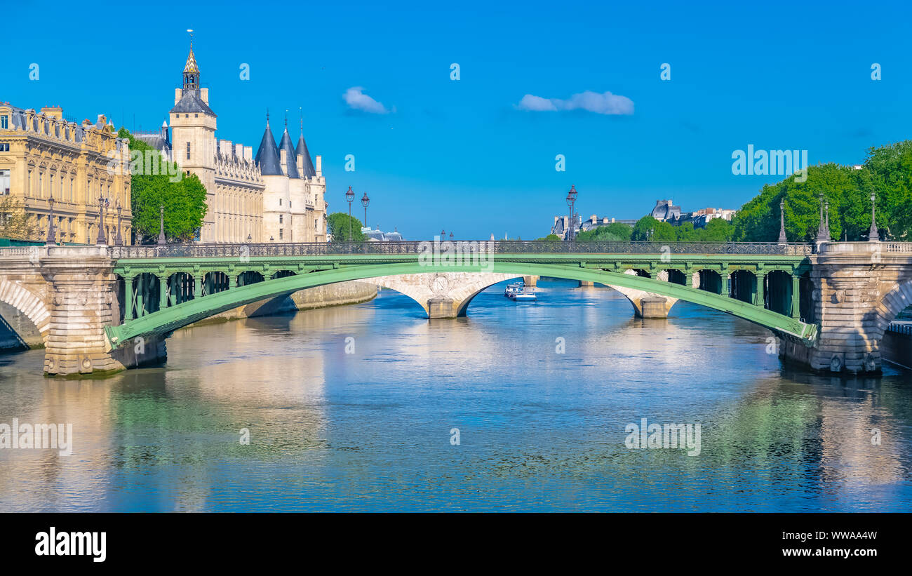Paris, Blick auf die Seine mit der Conciergerie auf der Ile de la Cité und der pont-neuf Stockfoto