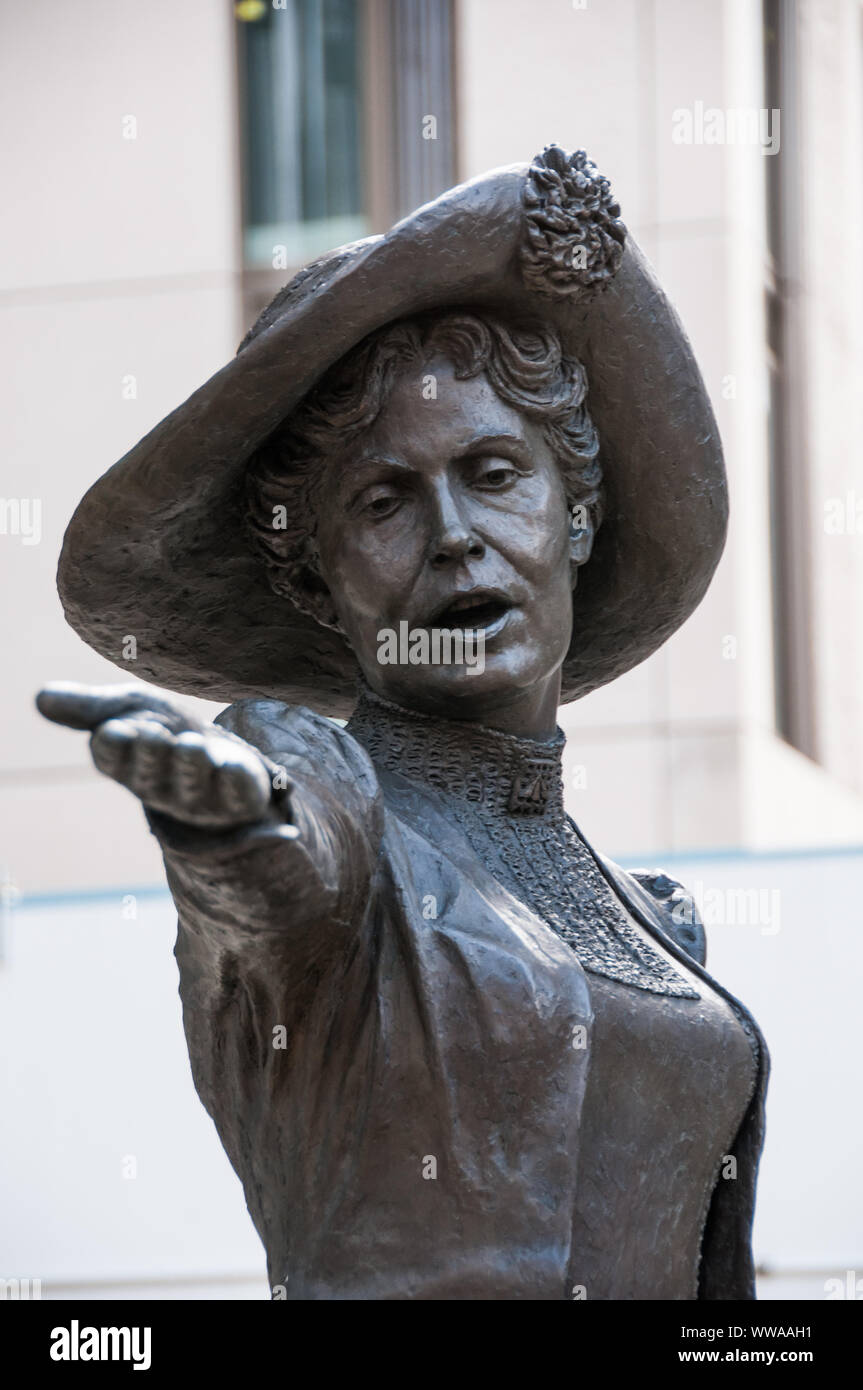 Um Manchester - "Taten statt Worte"-Statue von Emily Pankhurst Stockfoto