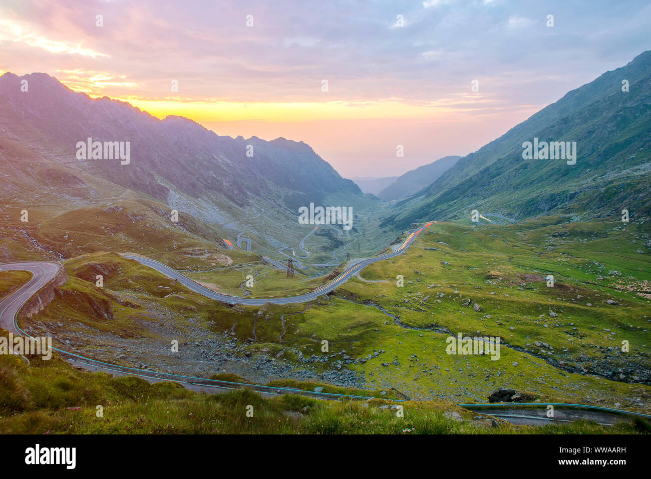 Verkehr Wanderwege auf Transfagarasan Pass in der Nacht. Kreuzung Karpaten in Rumänien, Transfagarasan ist eine der spektakulärsten Gebirgsstraßen Stockfoto