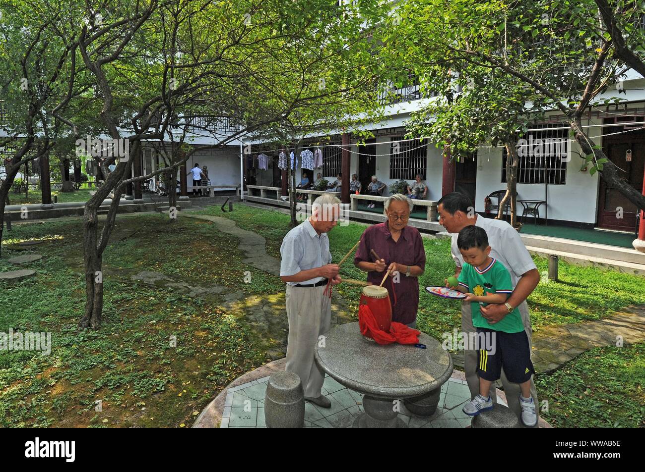 Huzhou, der chinesischen Provinz Zhejiang. 14 Sep, 2019. Liu Tingxuan (2 l), 89, schlägt die Trommel für seinen Sohn (2. R) bei Jiu'ein Senior Center in Nanxun Stadt Huzhou Stadt, im Osten der chinesischen Provinz Zhejiang, Sept. 14, 2019. Senioren hatten Familientreffen während des dreitägigen Mondfest in Jiu'ein Senior Center. Insgesamt 108 alte Menschen mit einem durchschnittlichen Alter von 81 Jahren leben in der älteren Mitte, die 1997 gegründet wurde. Credit: Tan-Jin / Xinhua/Alamy leben Nachrichten Stockfoto