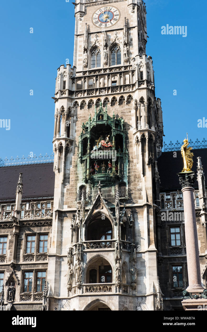 Rathaus-Glockenspiel am Marienplatz, München, Deutschland Stockfoto