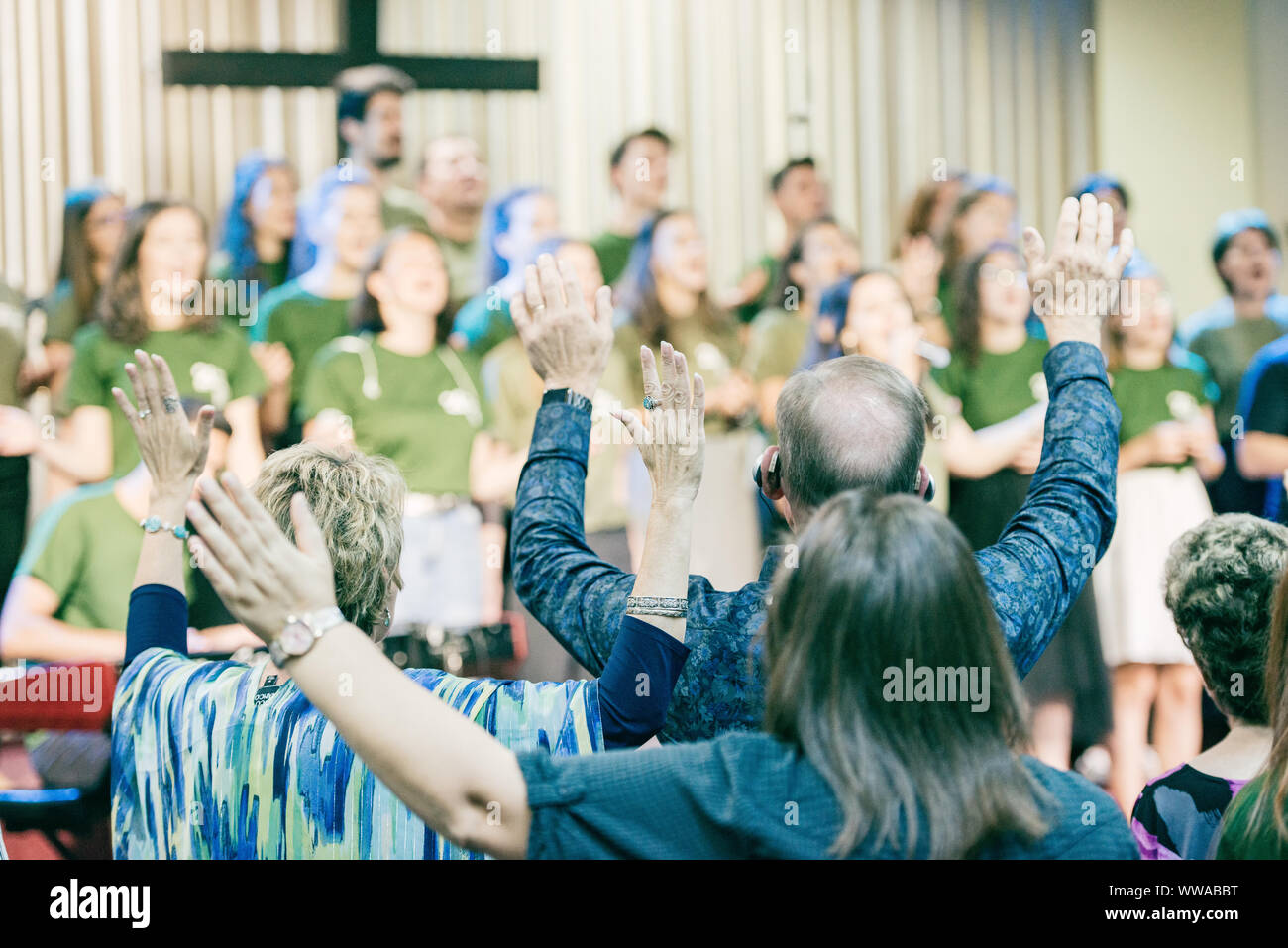 Die Menschen in der Kirche, Gott anzubeten, mit den Händen auf. Stockfoto