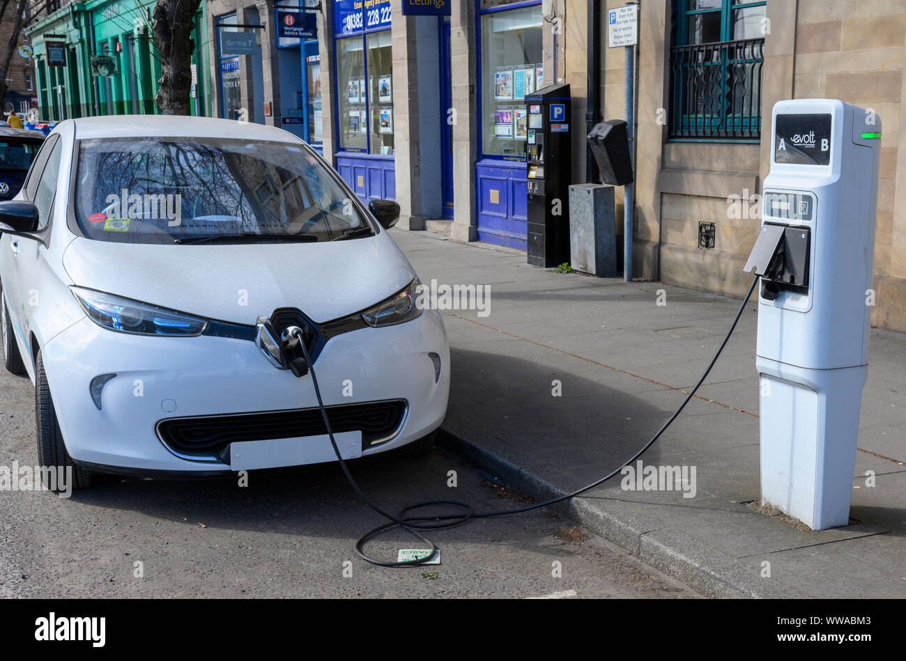 E-Auto Renault ZOE wird am Straßenrand, Dundee, Schottland wieder aufgeladen, Großbritannien Stockfoto