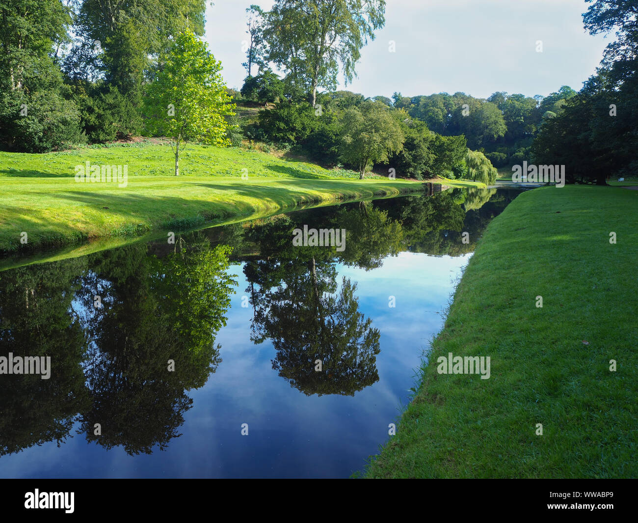 Reflexionen in den Fluss Skell auf dem Gelände von Fountains Abbey, North Yorkshire, England Stockfoto