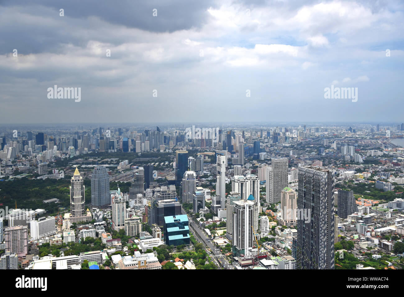 Panoramablick auf die Skyline von Bangkok von oben vom Gipfel (314 m) der King Power MahaNakhon 78 Etagen Hochhaus Stockfoto