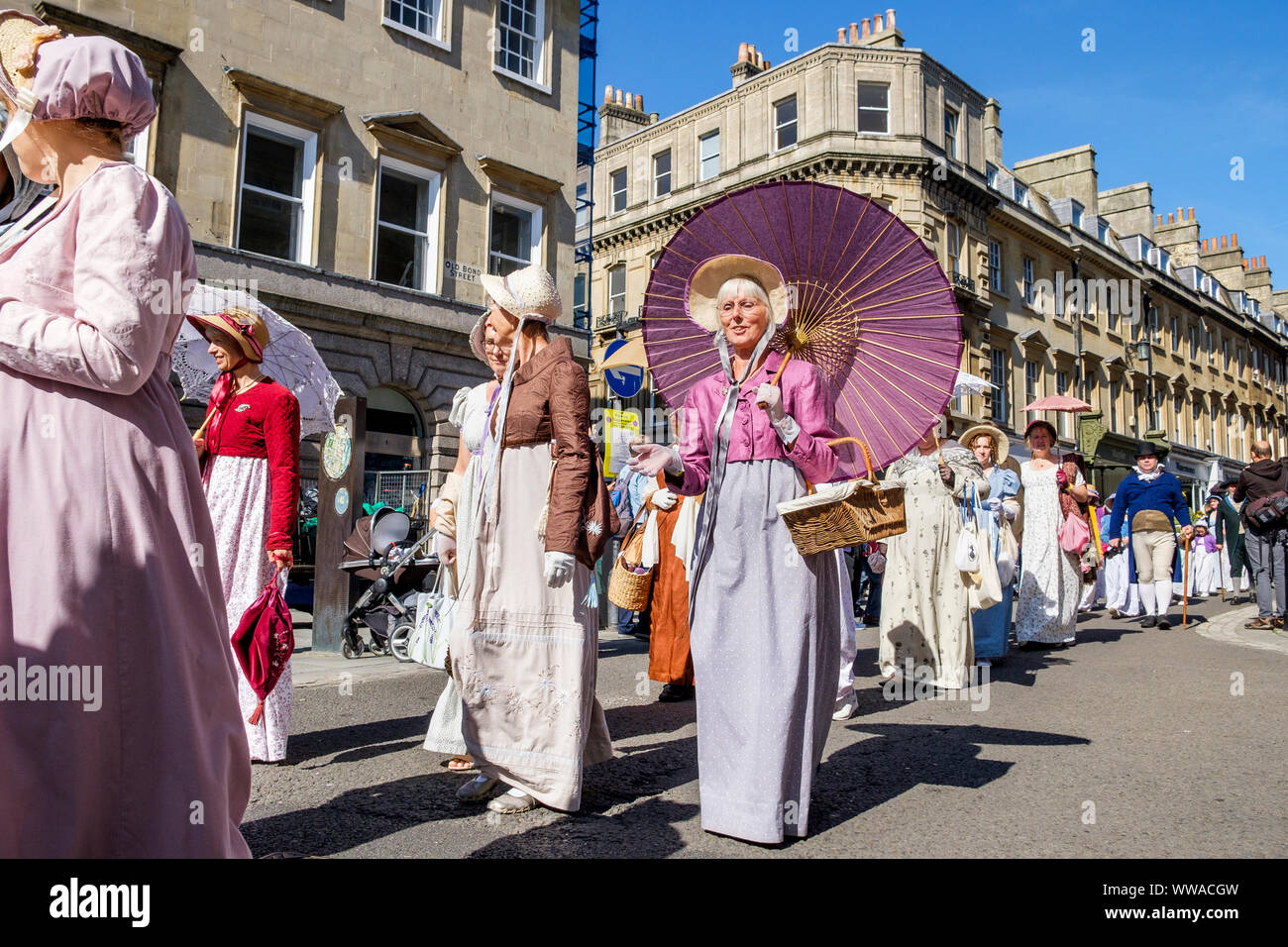 Badewanne, Somerset, UK. 14 Sep, 2019. Jane Austen Fans sind abgebildet, die sich an der weltberühmten Grand Regency kostümierten Promenade. Die Promenade, Teil der 10 Tag Jane Austen Festival ist eine Prozession durch die Straßen von Bath, die Teilnehmer, die aus allen Teilen der Welt im 18. Jahrhundert Kleid Kostüm kommen. Credit: lynchpics/Alamy leben Nachrichten Stockfoto