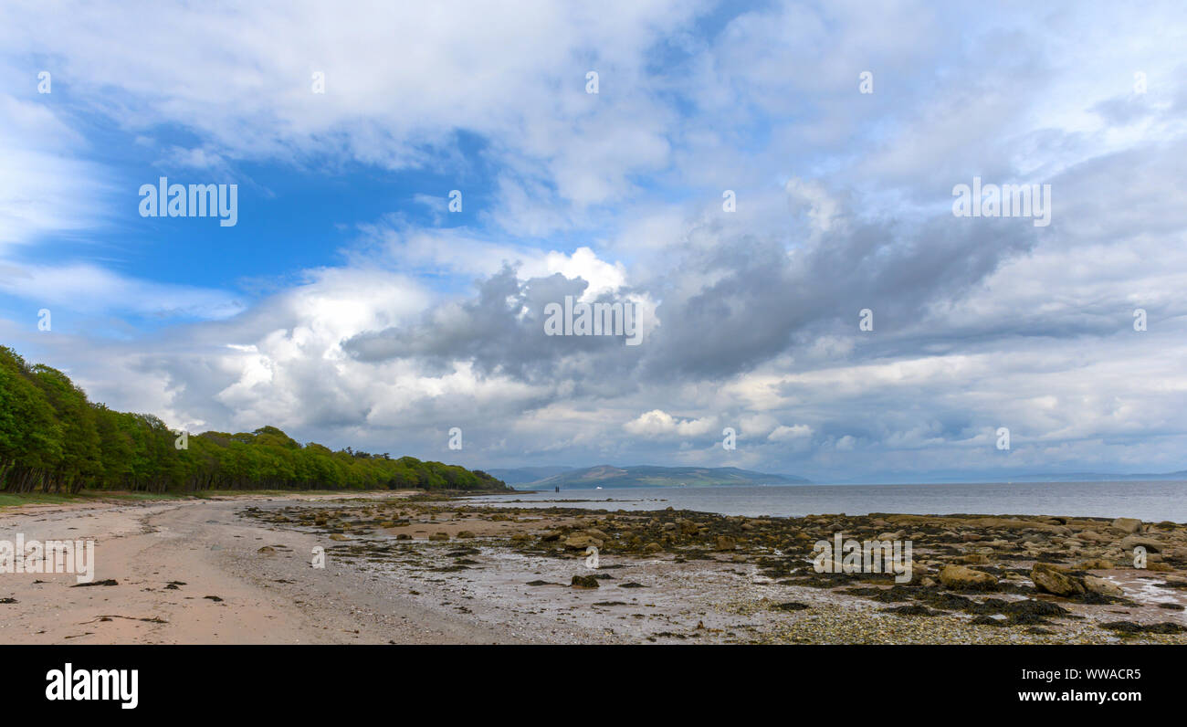 Küstenlandschaft auf dem Anwesen des Mount Stuart House in Richtung Norden nach Dunoon, Firth of Clyde, Schottland, UK suchen Stockfoto
