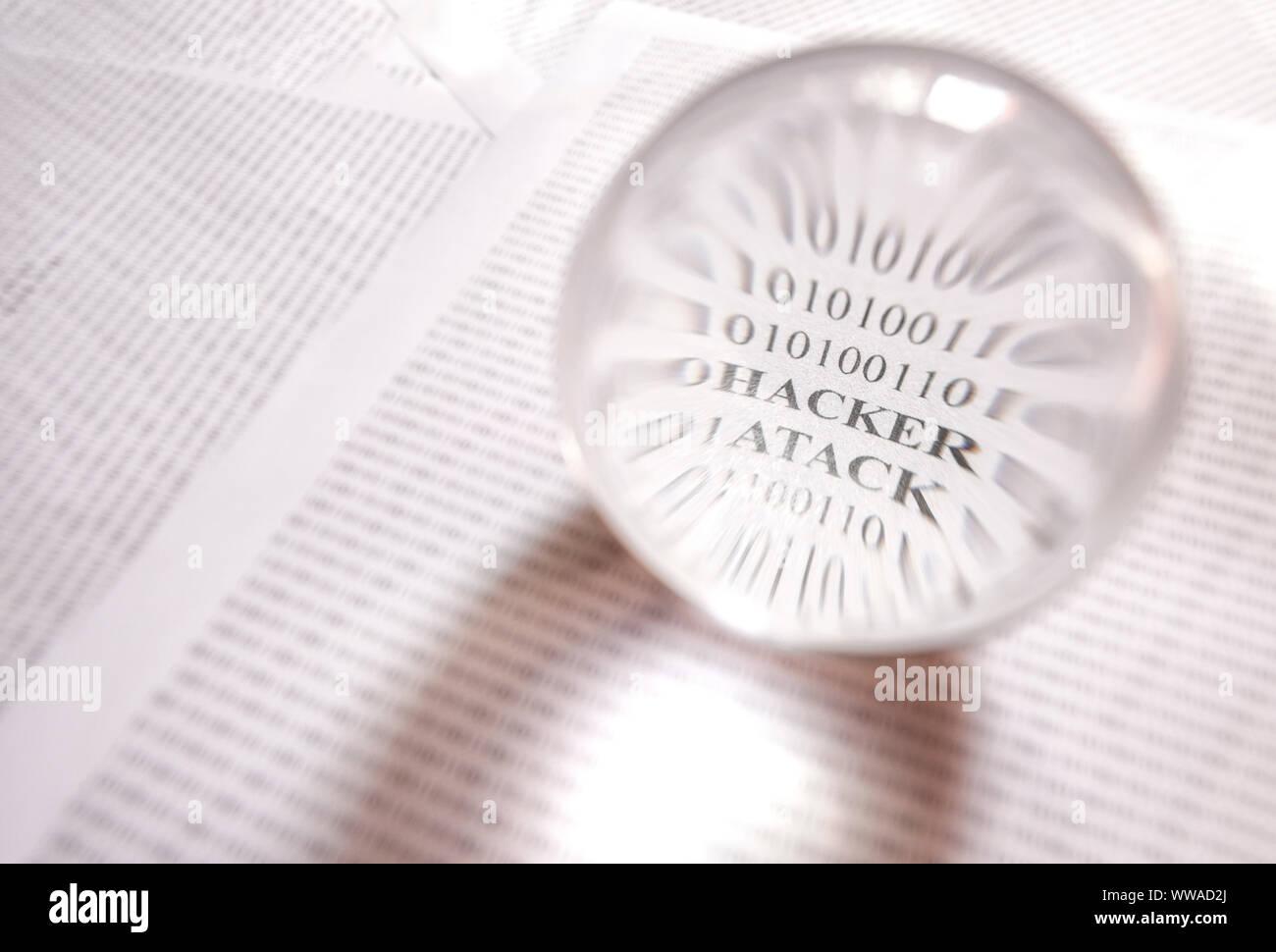 Hacker atack Nachricht durch ein Vergrößerungsglas hervor, das eine lensball Stockfoto