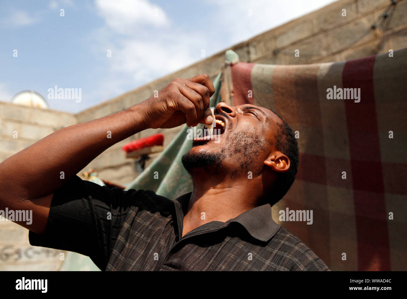 Sanaa, Jemen. 14 Sep, 2019. Ein Mann schenkt sich eine orale Cholera-impfstoff in Sanaa, Jemen, Sept. 14, 2019. Jemenitischen Ministerium für Öffentliche Gesundheit und Bevölkerung startete am Samstag eine Kampagne für die Immunisierung gegen Cholera in der Hauptstadt Sanaa. Die Kampagne, die in Zusammenarbeit mit WHO und UNICEF, bis Sept. 22 wird gestartet. Credit: Mohammed Mohammed/Xinhua Stockfoto