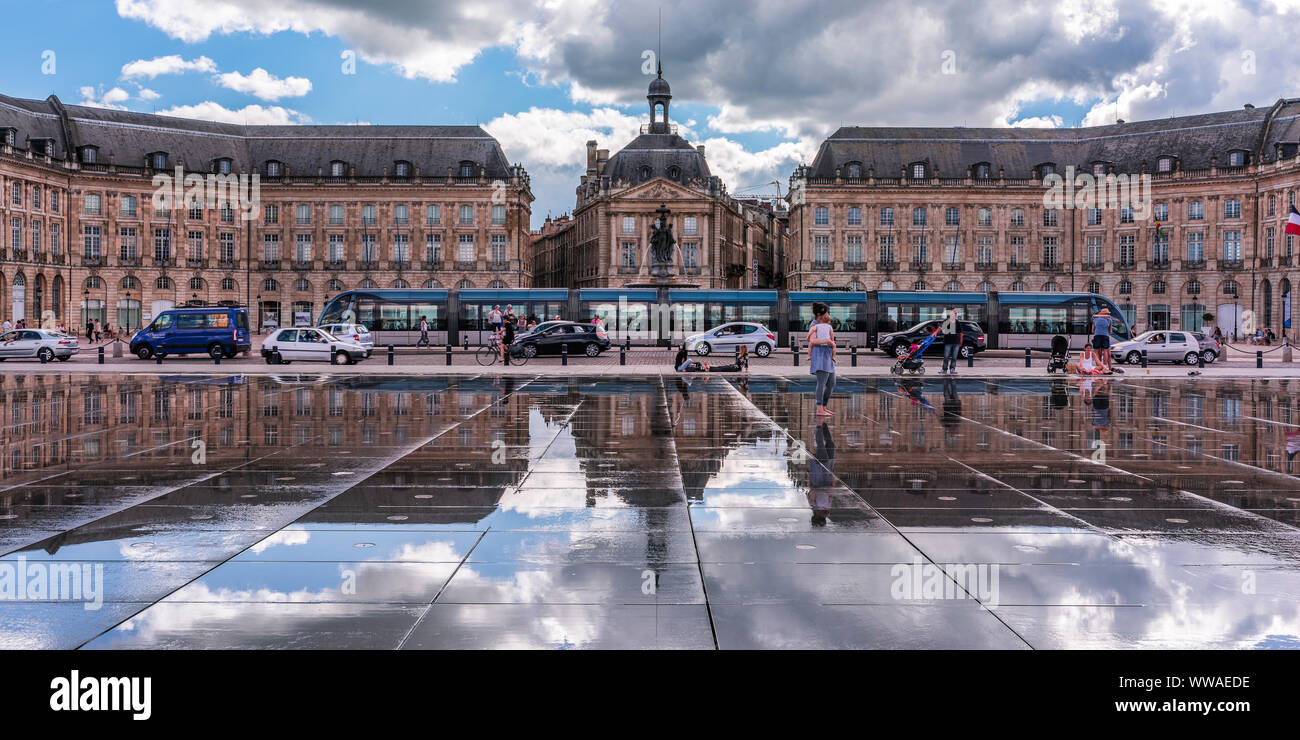 Bordeaux, Frankreich - 27. Juni 2015: Das Wasser Spiegel und der Börse Square an einem ganz normalen Nachmittag im Sommer. Stockfoto