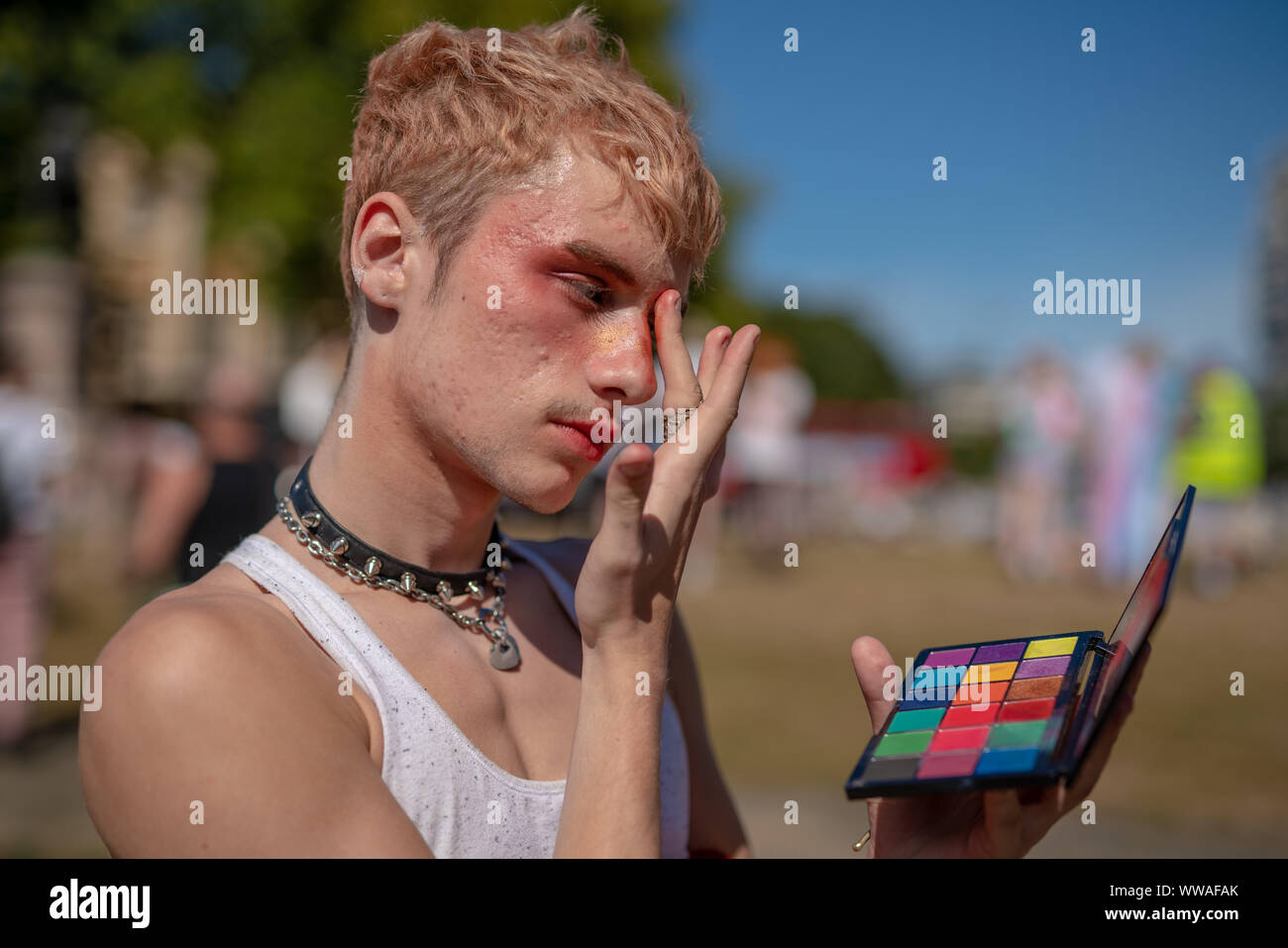 London, Großbritannien. 14. September, 2019. Hunderte von Transgender und Unterstützer sammeln in der Nähe von Wellington Arch zum ersten Trans Pride bereit, durch die Stadt. In Aktivismus verwurzelt, Aufruf zur Veränderung und feiert auch das Leben von Menschen auf der ganzen Welt, Trans Pride zielt darauf ab, die weitere Sensibilisierung auf laufende Angriffe auf trans Menschen zu bringen, sowohl online als auch in der realen Welt. Polizei Daten im Juni ergab, dass transphober Hassverbrechen bis um 81 Prozent im vergangenen Jahr. Credit: Guy Corbishley/Alamy leben Nachrichten Stockfoto