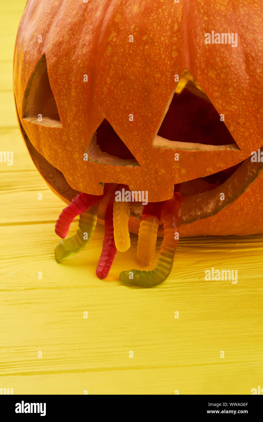 Halloween Kürbis Puking mit Gelee Würmer. Stockfoto