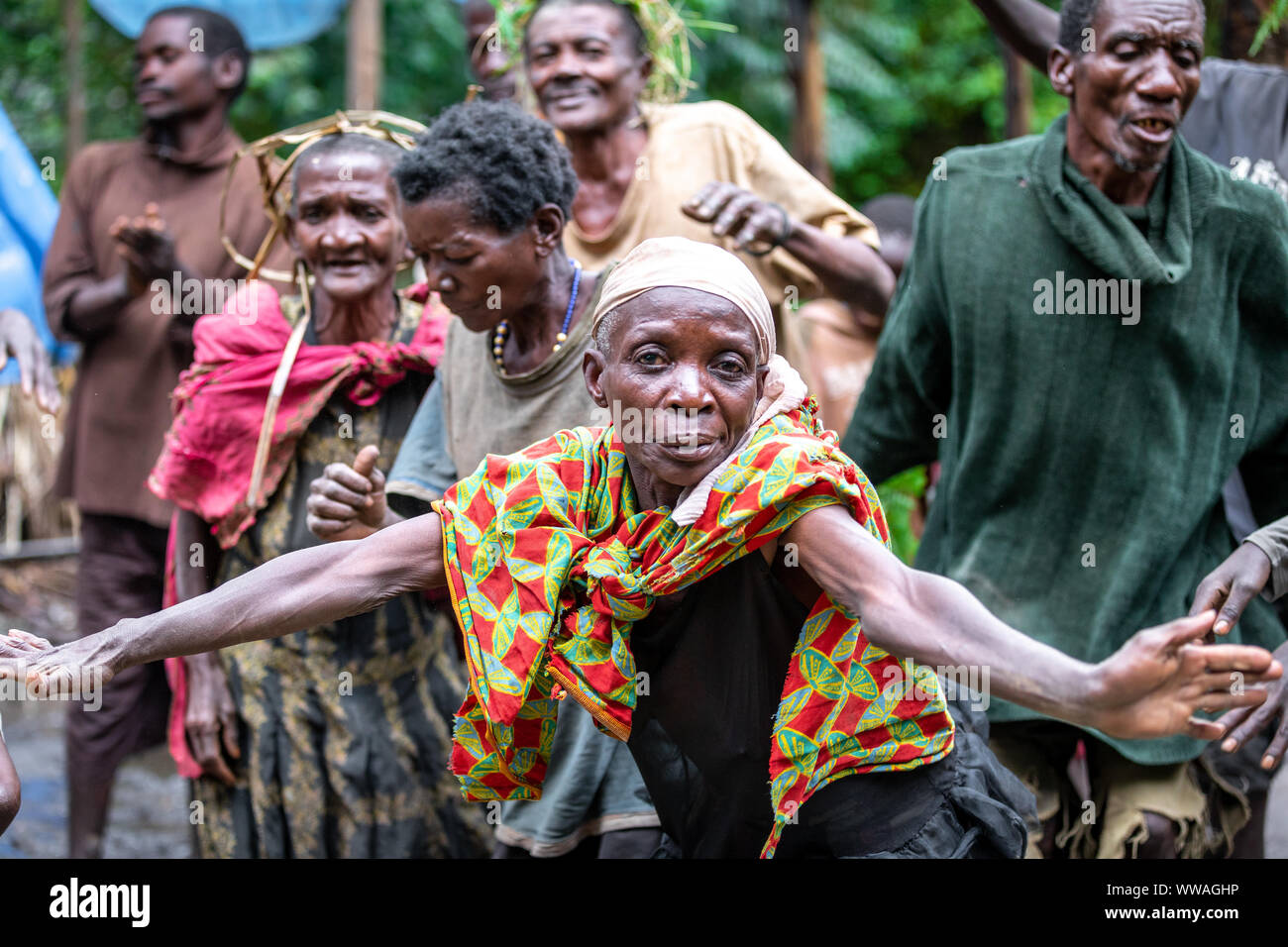Portrait von Pygmy tribeswoman Tanzen, Uganda Stockfoto