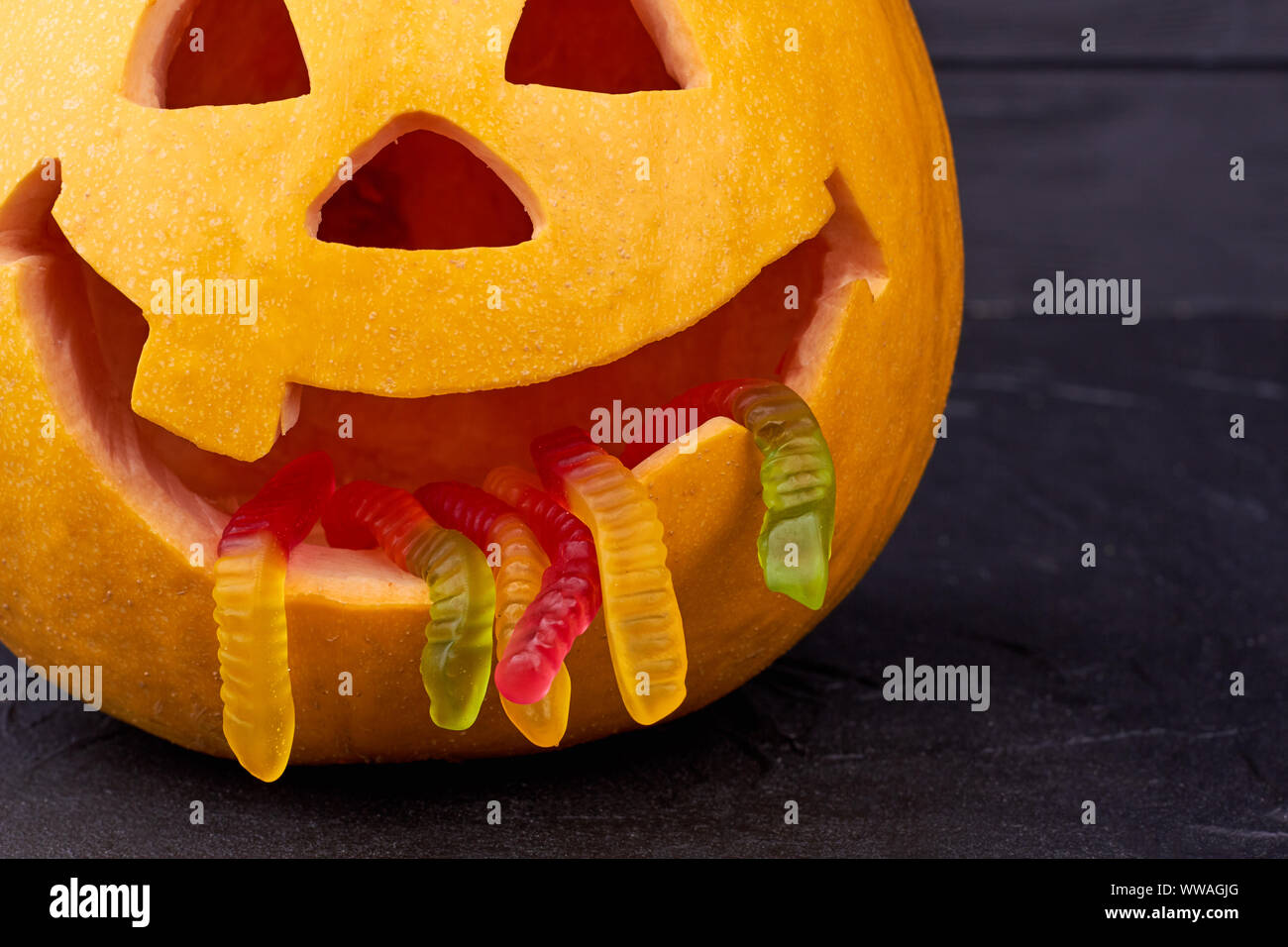 Lustige Halloween Kürbis mit Würmern im Mund. Stockfoto