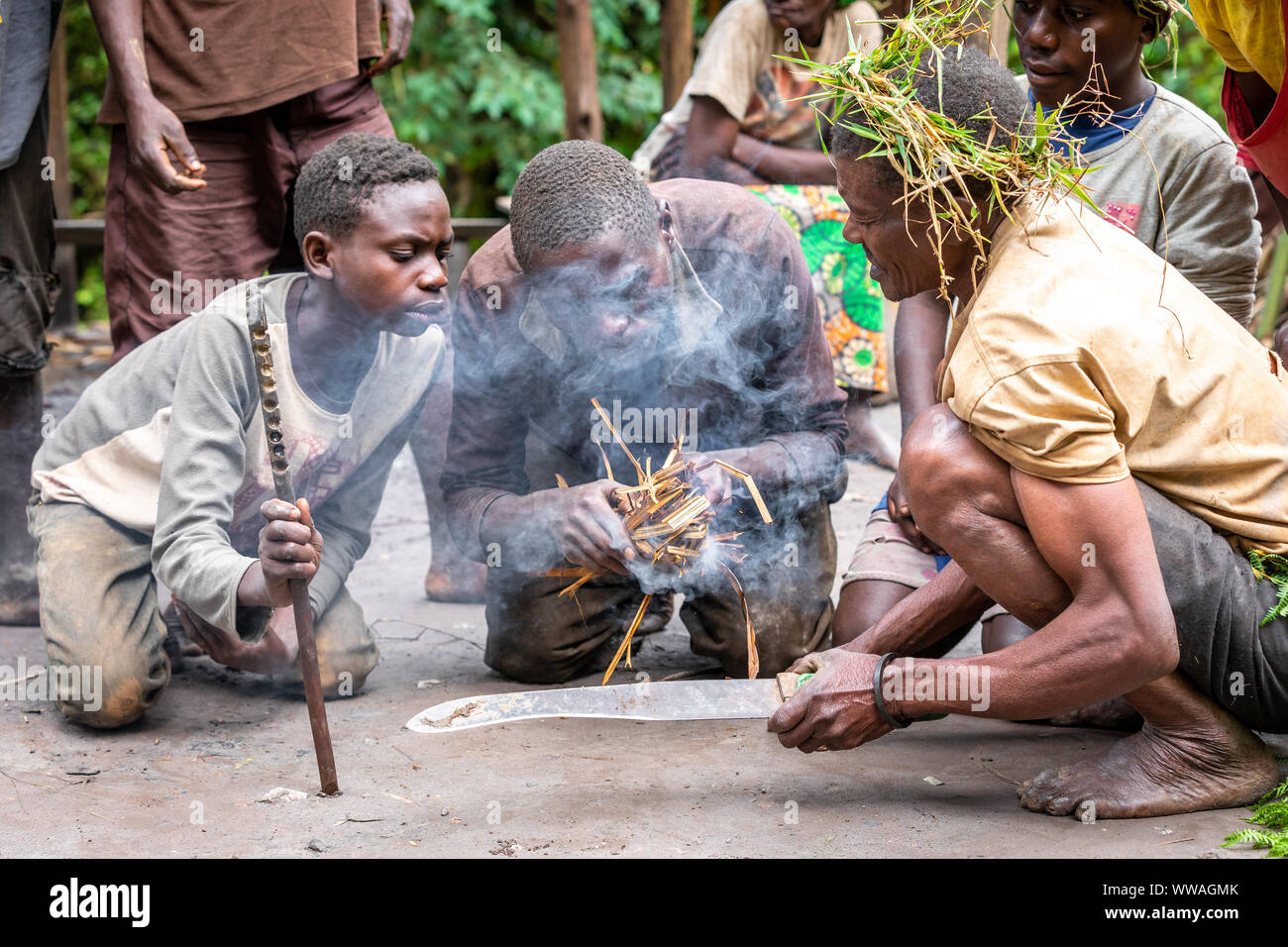 Pygmy Stammesangehörigen machen Feuer, Uganda Stockfoto