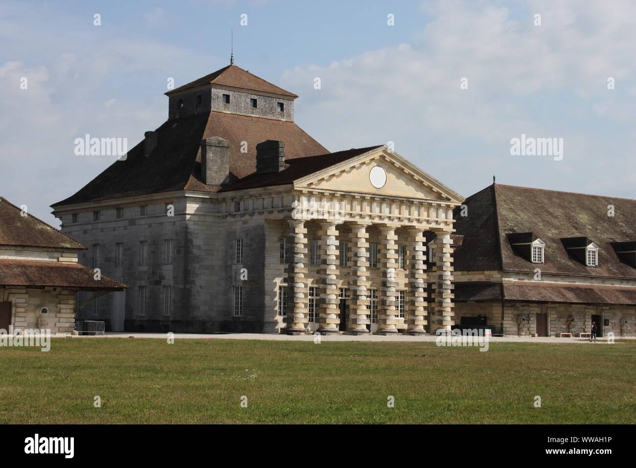 Blick auf das Haus des Direktors von ledoux an der Saline Royale (die Königliche Saline in Arc-et-Senans Stockfoto
