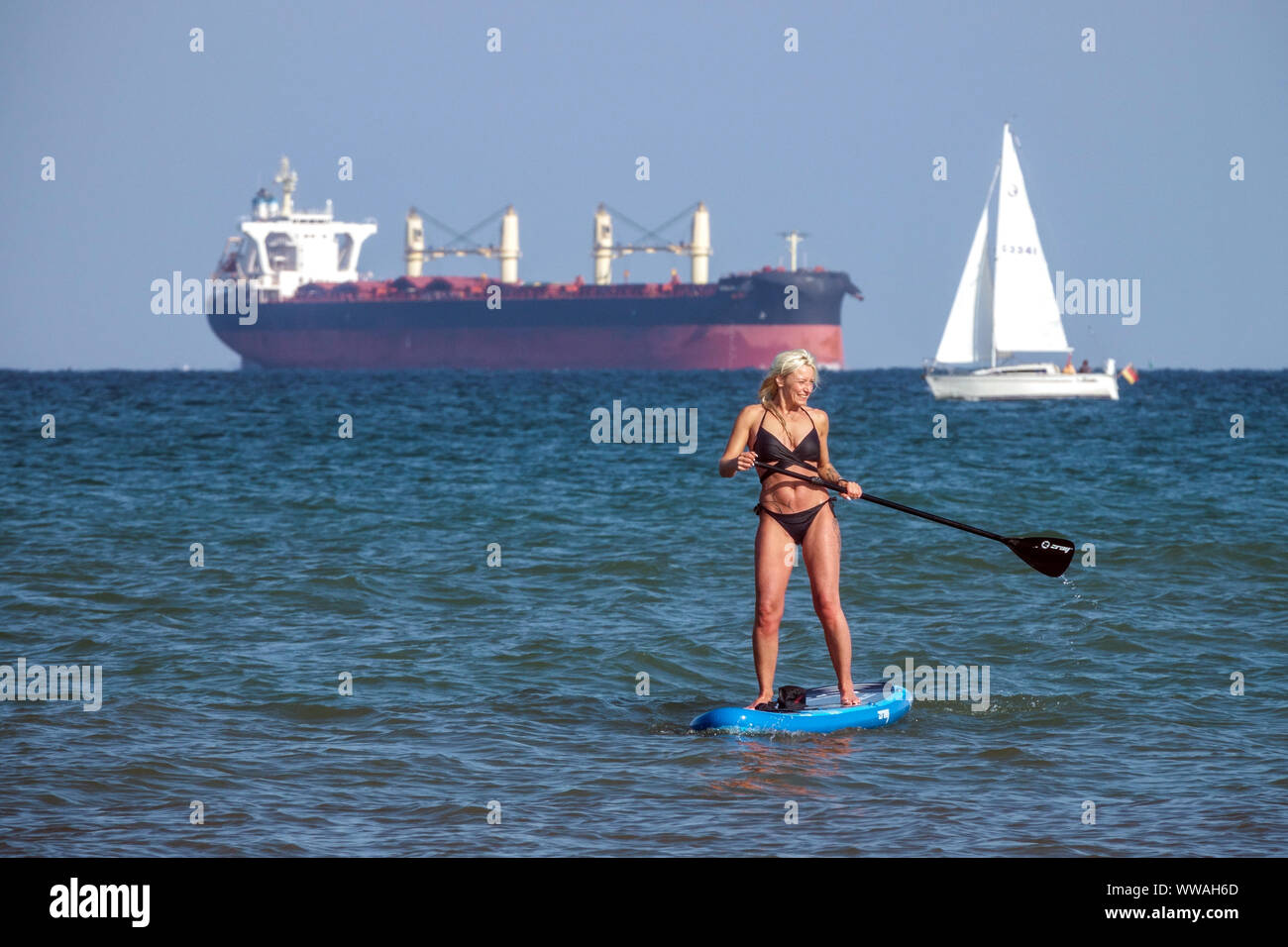 Baltische Schifffahrt, Paddelschifffahrt Frau, Küste Ostsee bei Rostock Deutschland Küste Frau Paddelschifffahrt Stockfoto