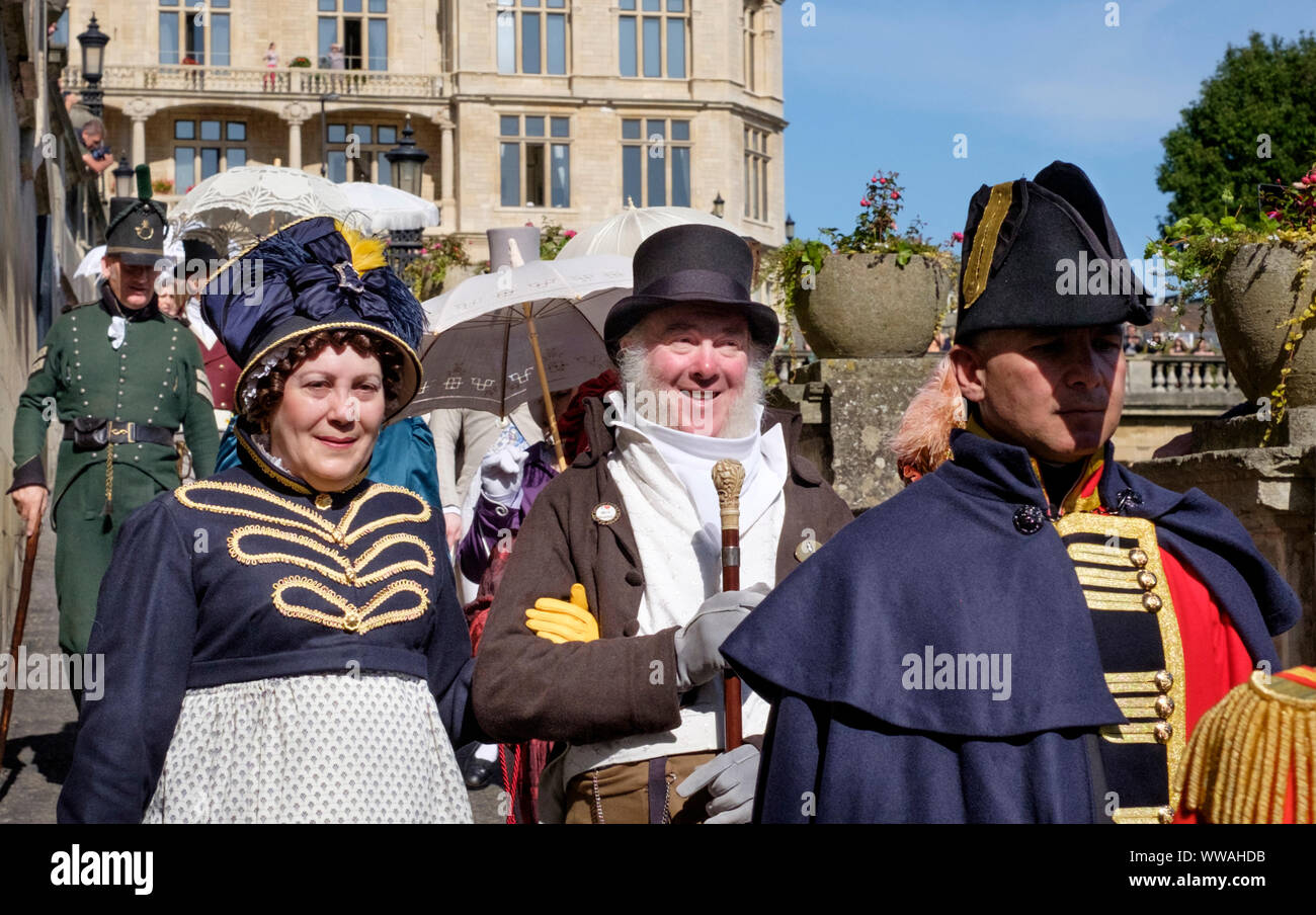 Badewanne, Somerset, UK. 14. September 2019. Jane Austen Enthusiasten in Regency Kostümen machen eine Prozession durch die Stadt. Das jährliche Festival zieht Austen Enthusiasten aus der ganzen Welt, die Prozession von rund 500 Menschen in Tracht ist der Beginn einer Woche von Austen inspirierte Veranstaltungen. Dieses Jahr die Prozession beginnt in Sydney Gärten macht eine Schleife durch die Stadt, vorbei an vielen Orten Austen mit, endet in der Parade Gärten vertraut gewesen wäre. Credit: Herr Standfast/Alamy leben Nachrichten Stockfoto