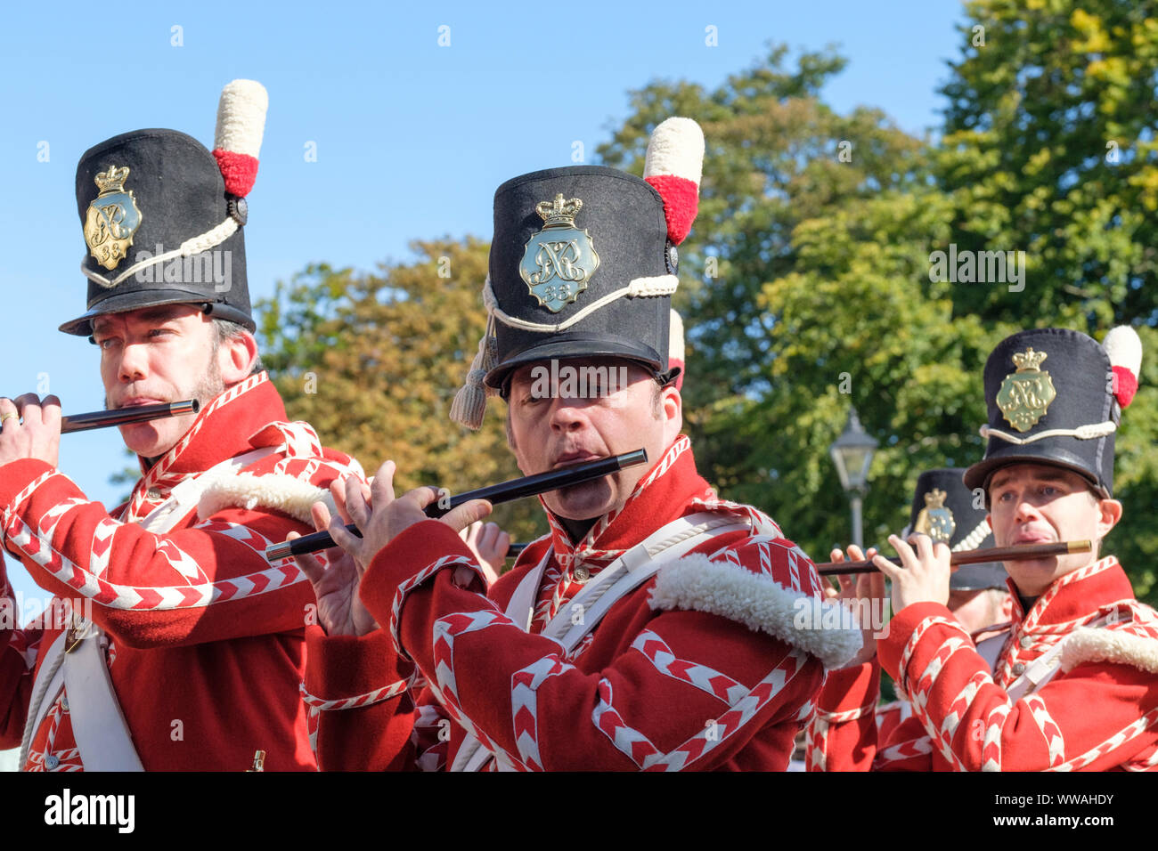 Badewanne, Somerset, UK. 14. September 2019. Jane Austen Enthusiasten in Regency Kostümen machen eine Prozession durch die Stadt. Das jährliche Festival zieht Austen Enthusiasten aus der ganzen Welt, die Prozession von rund 500 Menschen in Tracht ist der Beginn einer Woche von Austen inspirierte Veranstaltungen. Dieses Jahr die Prozession beginnt in Sydney Gärten macht eine Schleife durch die Stadt, vorbei an vielen Orten Austen mit, endet in der Parade Gärten vertraut gewesen wäre. Abgebildet sind Re-enactors des 33 Regiment zu Fuß. Credit: Herr Standfast/Alamy leben Nachrichten Stockfoto