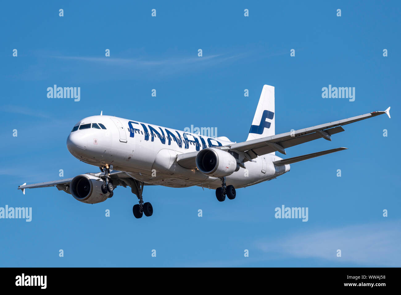 Finnair Airbus A320 Jet-Linienflugzeug OH-LXC landet am Flughafen London Heathrow in Hounslow, London, Großbritannien. Finnische Fluggesellschaft Stockfoto