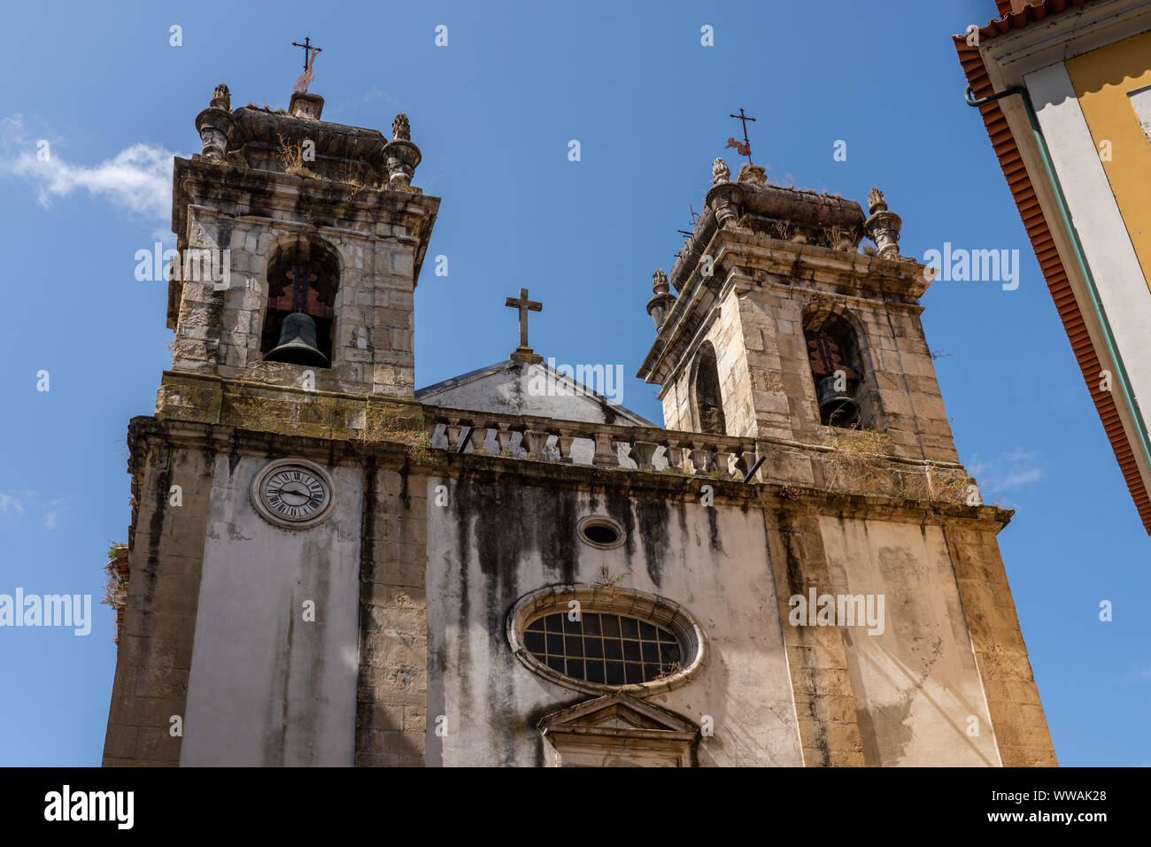 Zerbröckelnde Glockenturm der St. Bartholomäus Kirche in Coimbra Stockfoto