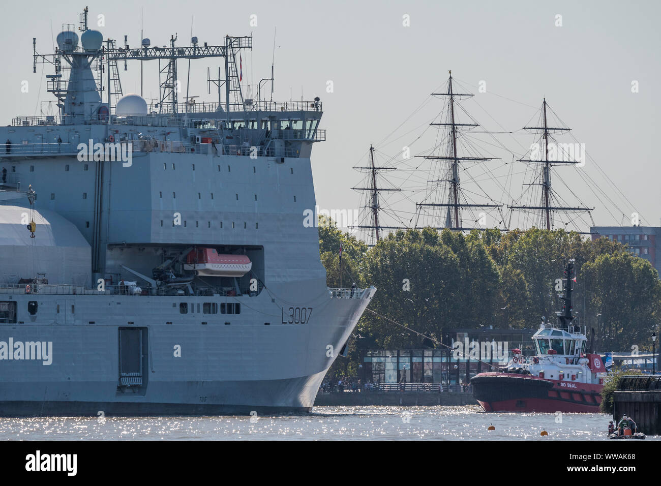 Greenwich, London, UK. 14. September 2019. Im Gegenteil, da der Fluss war nicht breit genug, an diesem Punkt zu drehen - Die königliche Flotte Auxillery Schiff Lyme Bay Blätter Greenwich bei London International Versand Woche. Credit: Guy Bell/Alamy leben Nachrichten Stockfoto