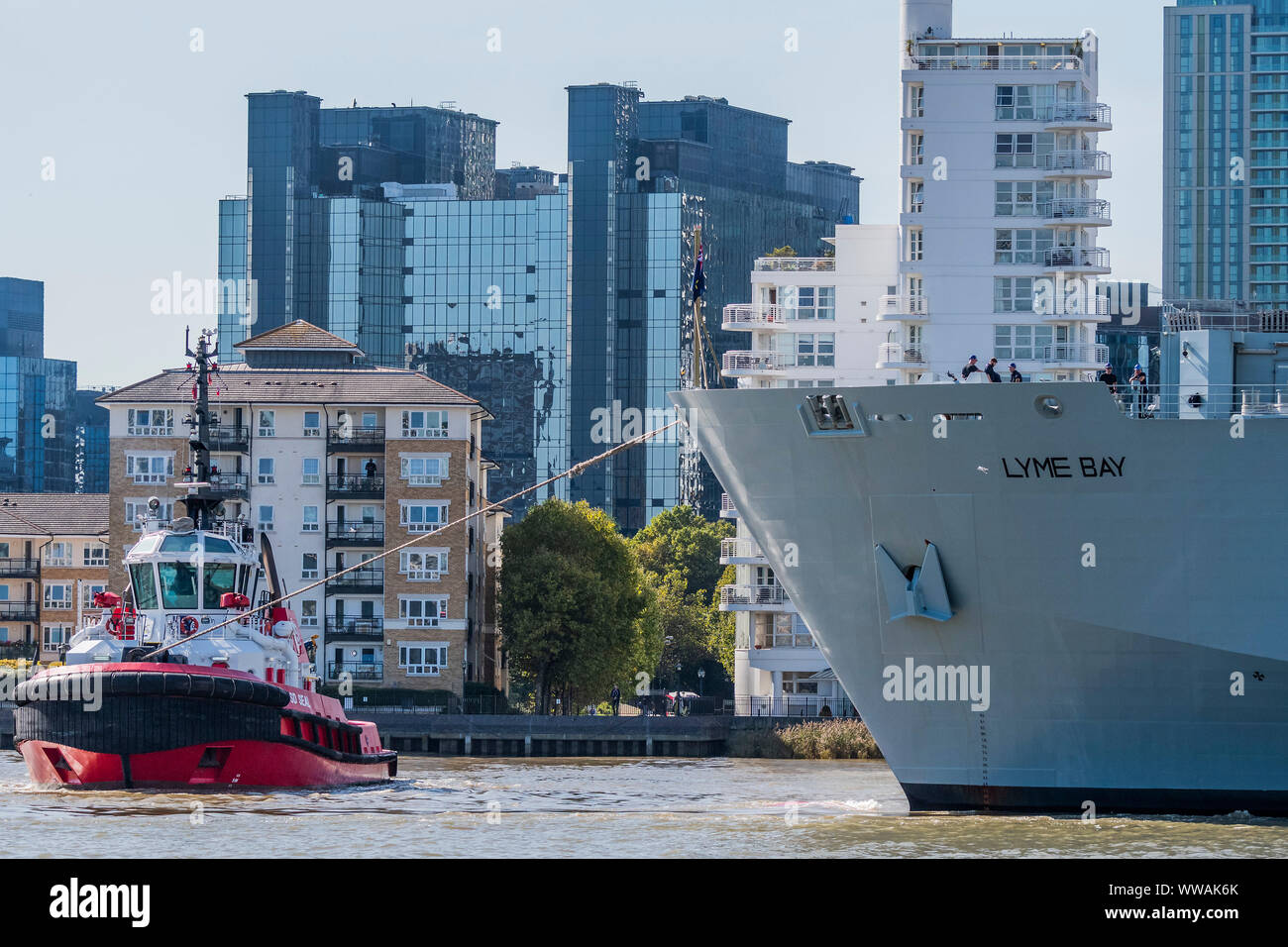 Greenwich, London, UK. 14. September 2019. Vorbei an der Canary Wharf, wo das Schiff gedreht - Die königliche Flotte Auxillery Schiff Lyme Bay Blätter Greenwich bei London International Versand Woche. Credit: Guy Bell/Alamy leben Nachrichten Stockfoto