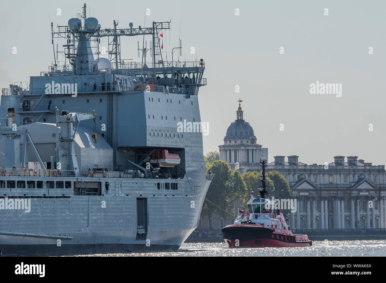 Greenwich, London, UK. 14. September 2019. Im Gegenteil, da der Fluss war nicht breit genug, an diesem Punkt zu drehen - Die königliche Flotte Auxillery Schiff Lyme Bay Blätter Greenwich bei London International Versand Woche. Credit: Guy Bell/Alamy leben Nachrichten Stockfoto