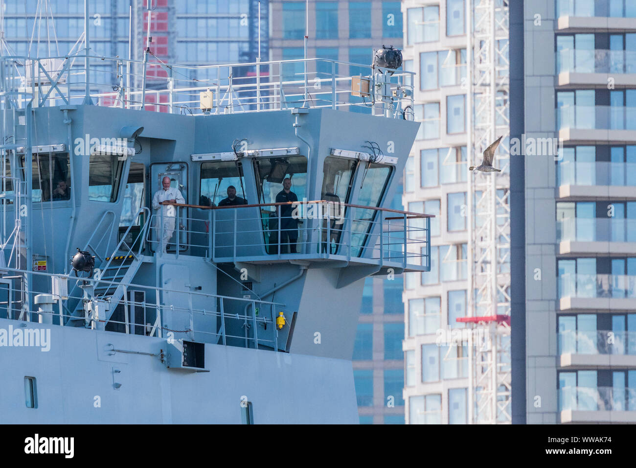 Greenwich, London, UK. 14. September 2019. Vorbei an der Canary Wharf - Die königliche Flotte Auxillery Schiff Lyme Bay Blätter Greenwich bei London International Versand Woche. Credit: Guy Bell/Alamy leben Nachrichten Stockfoto