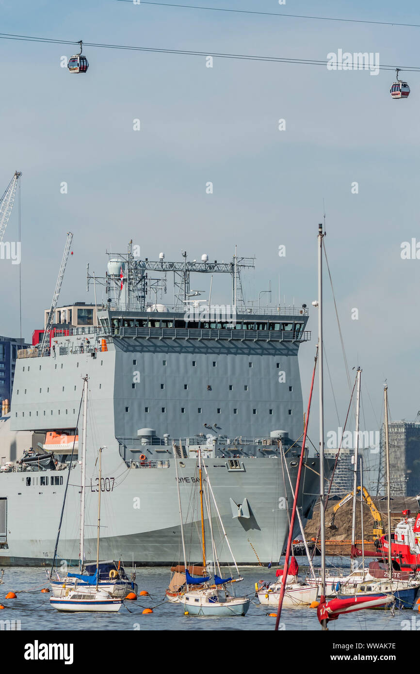 Greenwich, London, UK. 14. September 2019. Unter der Skyline - Die königliche Flotte Auxillery Schiff Lyme Bay Blätter Greenwich bei London International Versand Woche. Credit: Guy Bell/Alamy leben Nachrichten Stockfoto