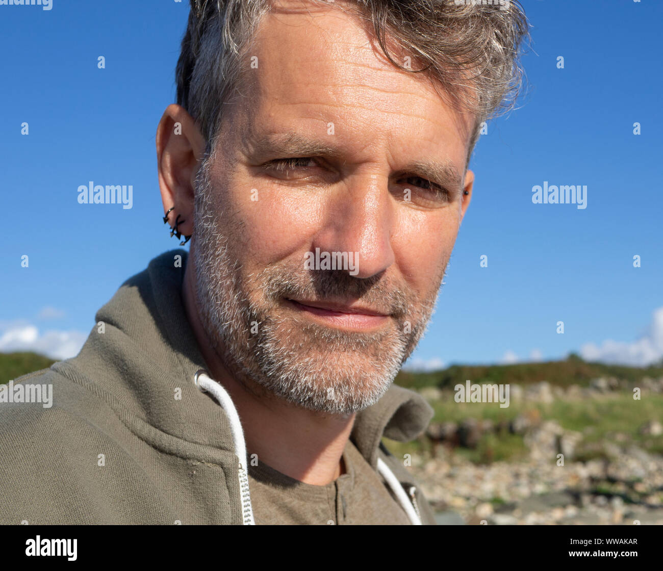 Mann in 40 der 50 in der Nähe von headshot am Strand in Schottland Stockfoto