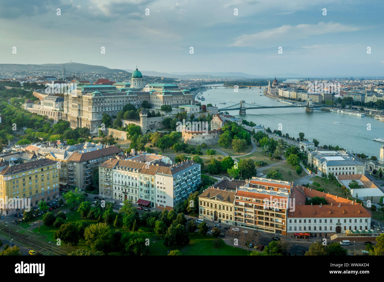 Luftaufnahme der Budaer Burg, der Kettenbrücke über die Donau vom Gellertberg in Budapest Ungarn in einem späten Sommernachmittag Stockfoto