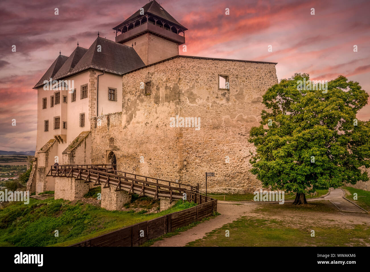 Blick zum Palast von Trencin mittelalterliche Burg in der Slowakei mit dramatischen Himmel Stockfoto