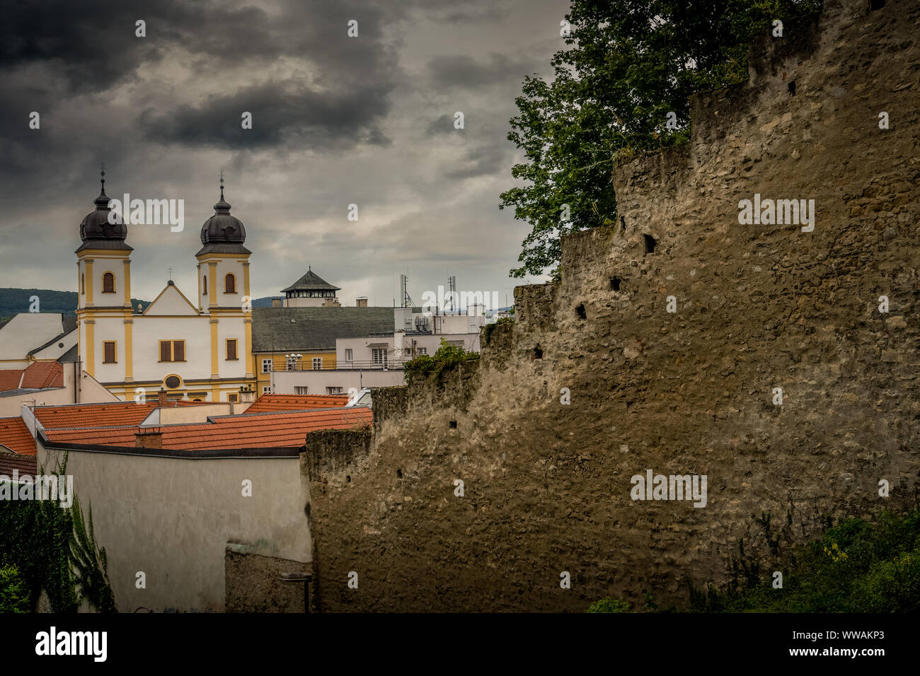 St. Franziskus Kirche und die Stadtmauern von Trencin in der Slowakei Stockfoto