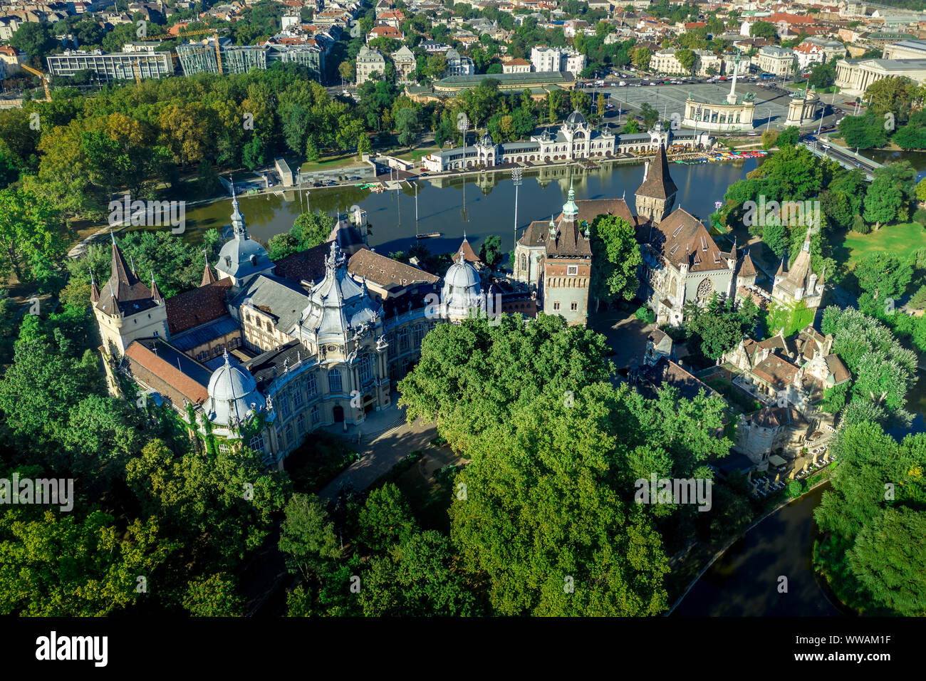 Luftaufnahme der Burg von Vajdahunyad in Varosliget in der Nähe Heldenplatz in Budapest, Ungarn Stockfoto