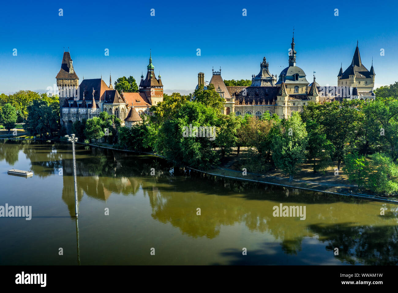 Luftaufnahme der Burg von Vajdahunyad in Varosliget in der Nähe Heldenplatz in Budapest, Ungarn Stockfoto