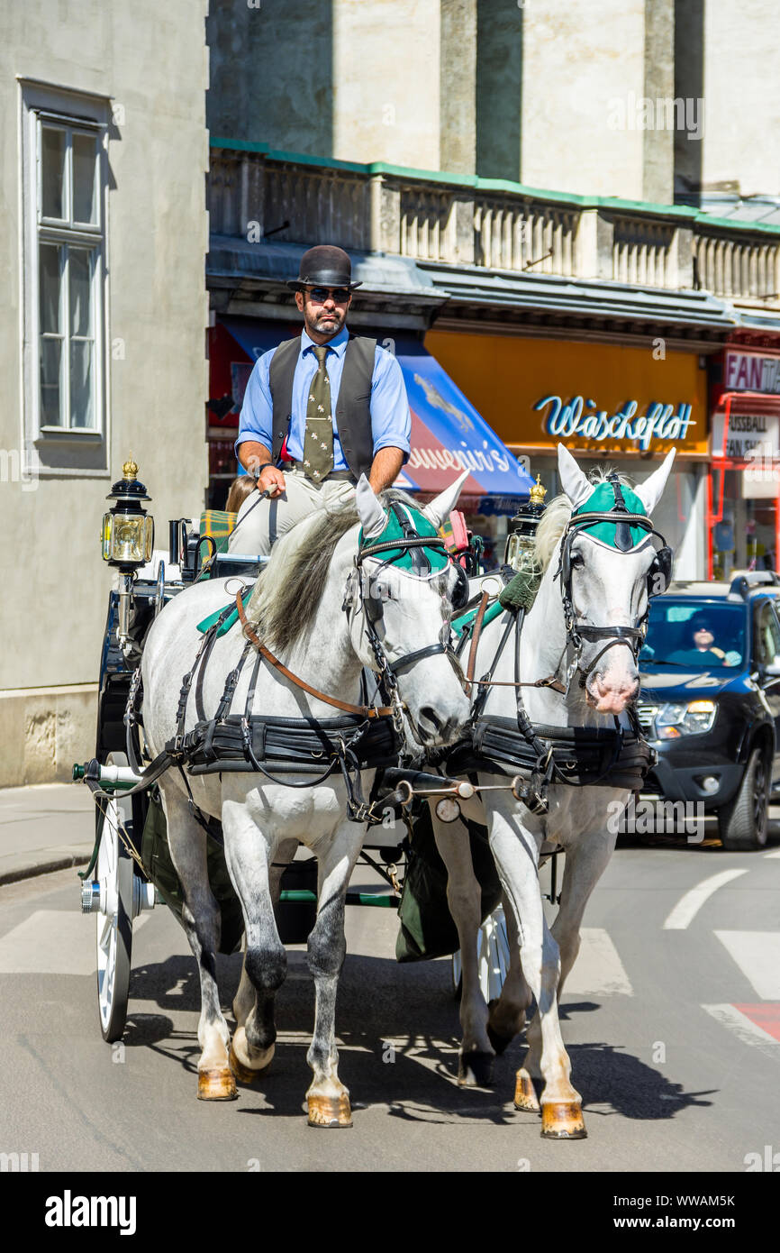 Pferdekutsche (FIAKER) Touristen rund um die Ringstraße Ring Road, Wien, Österreich. Stockfoto