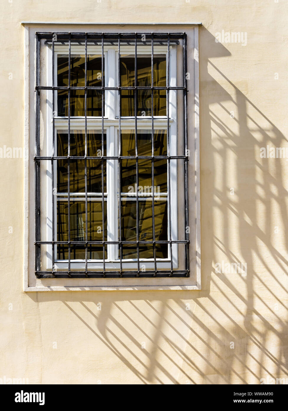 Sicherheit vergitterten Fenster und Schatten - Wien, Österreich. Stockfoto