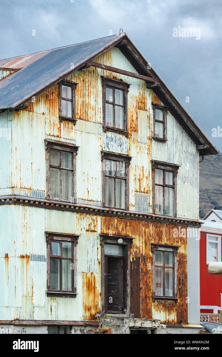 Alte unheimliche currogated Sheet metal Haus in Isafjordur, Westfjorde Island Stockfoto