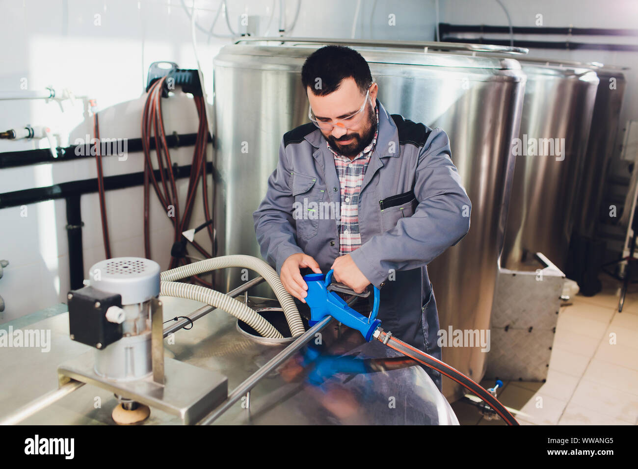 Portrait von Brauerei, die Bier auf seinem Arbeitsplatz im brauen Macht-Haus. Stockfoto