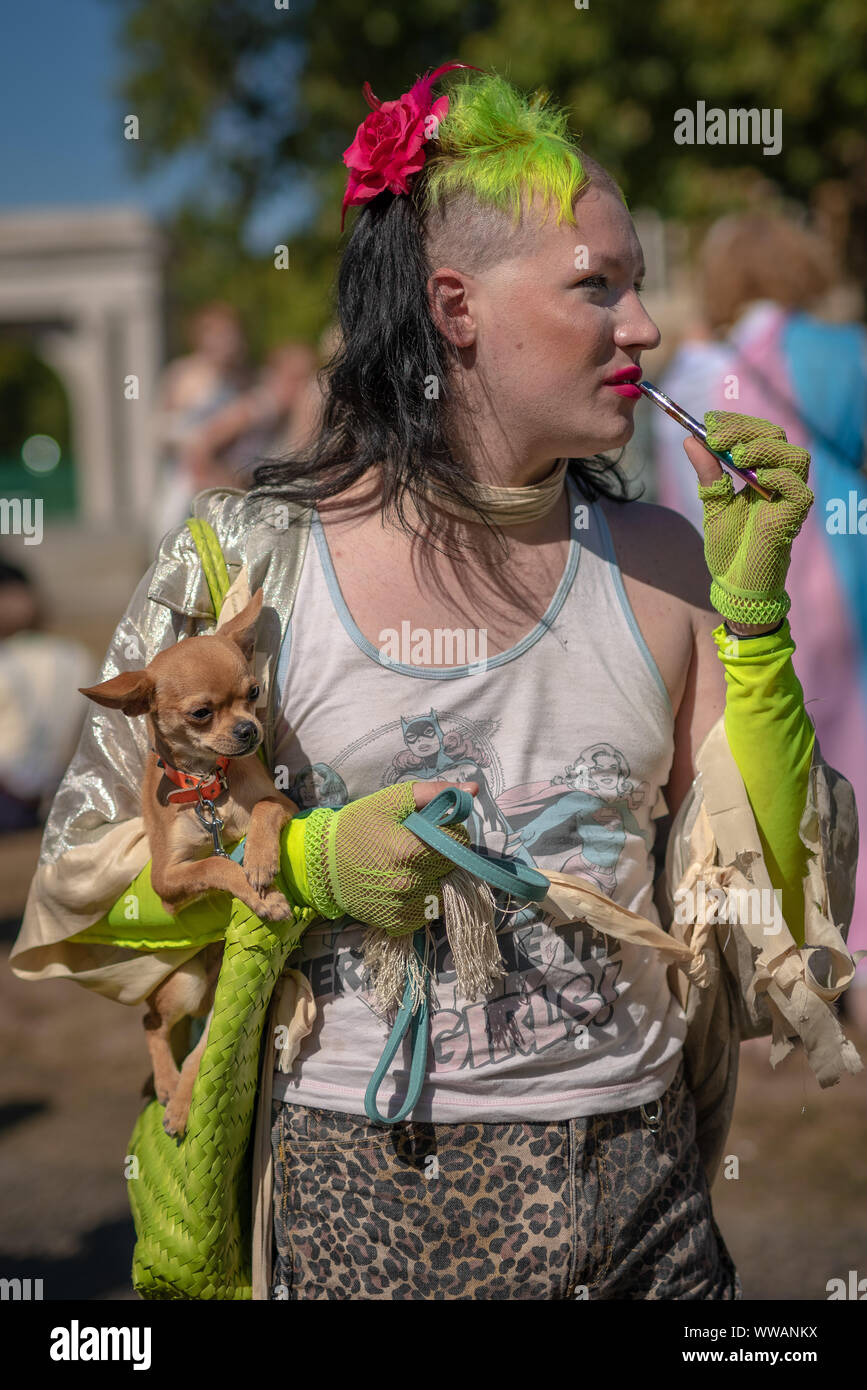 London, Großbritannien. 14. September, 2019. Hunderte von Transgender und Unterstützer sammeln in der Nähe von Wellington Arch zum ersten Trans Pride bereit, durch die Stadt. In Aktivismus verwurzelt, Aufruf zur Veränderung und feiert auch das Leben von Menschen auf der ganzen Welt, Trans Pride zielt darauf ab, die weitere Sensibilisierung auf laufende Angriffe auf trans Menschen zu bringen, sowohl online als auch in der realen Welt. Polizei Daten im Juni ergab, dass transphober Hassverbrechen bis um 81 Prozent im vergangenen Jahr. Credit: Guy Corbishley/Alamy leben Nachrichten Stockfoto