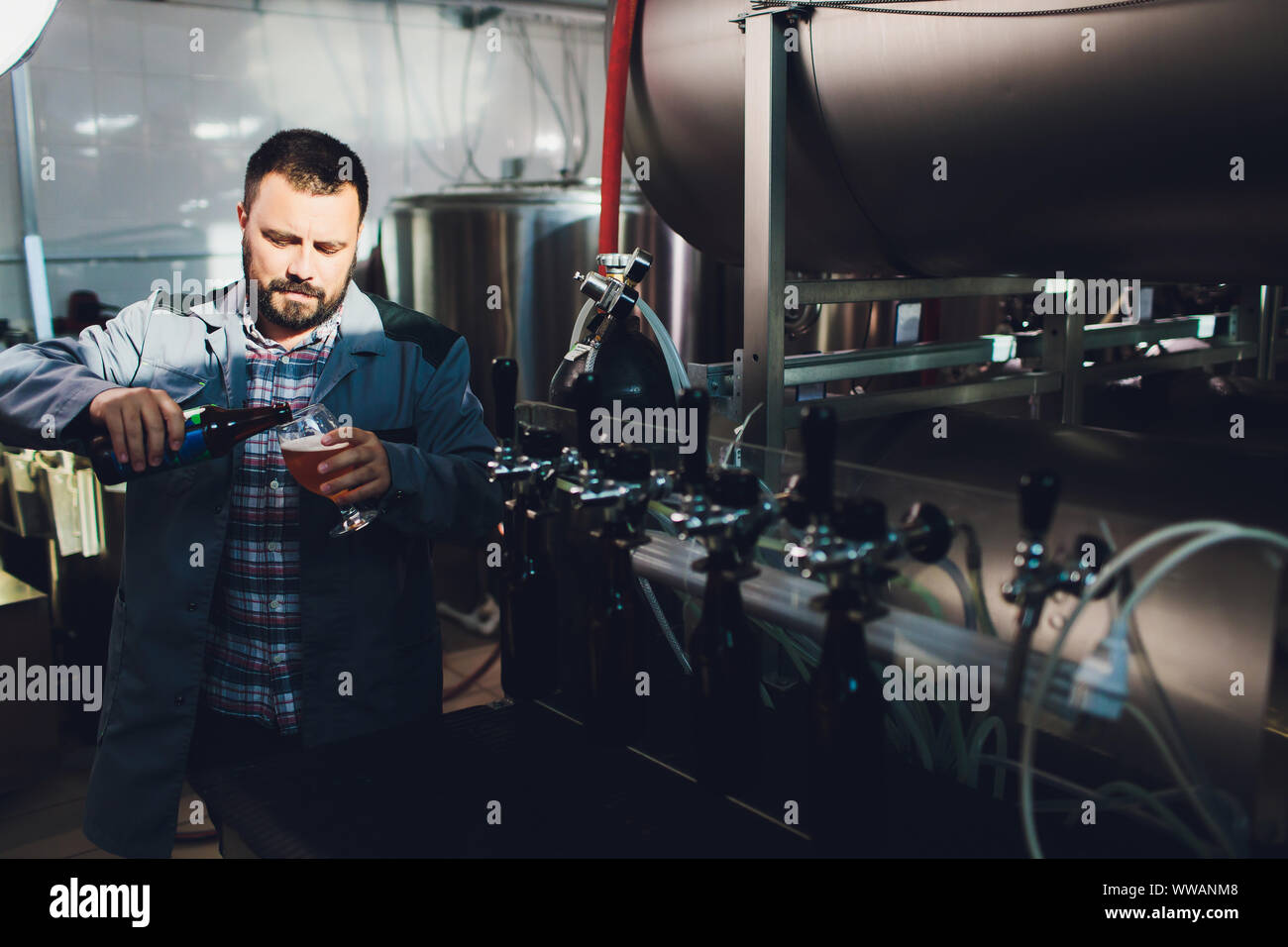 Portrait von Brauerei, die Bier auf seinem Arbeitsplatz im brauen Macht-Haus. Stockfoto