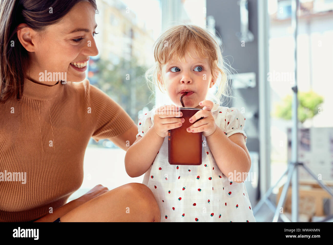 Glückliche Frau mit kleinen Mädchen Spaß zusammen in Shopping Stockfoto