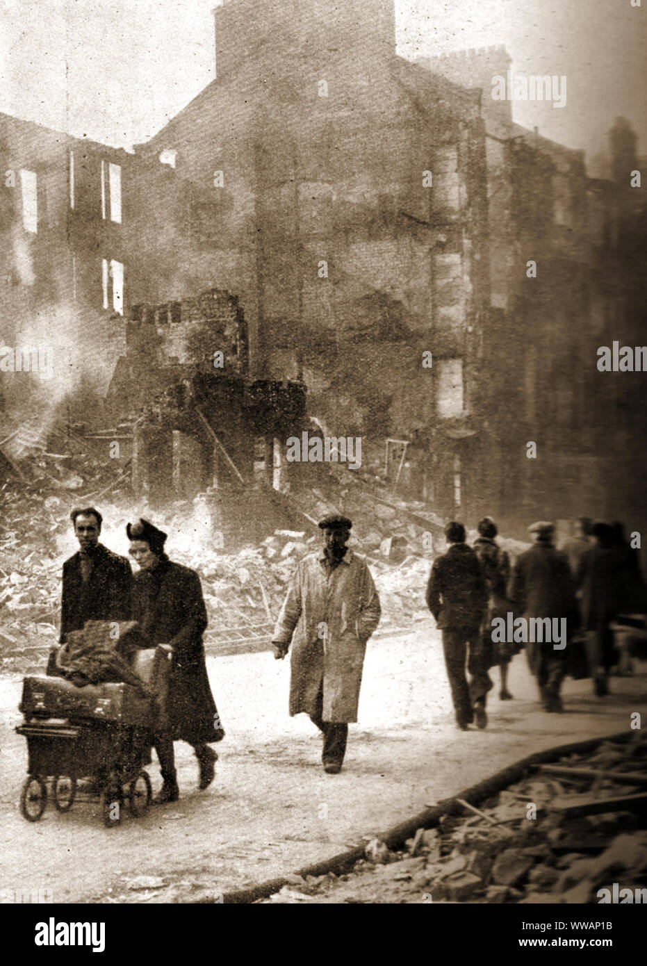 Zweiten Weltkrieg bombardiert, die Überlebenden ihre Clydeside Wohnungen in Schottland verlassen nach einem Bombenangriff der Nazis am 12. März 1941 Stockfoto