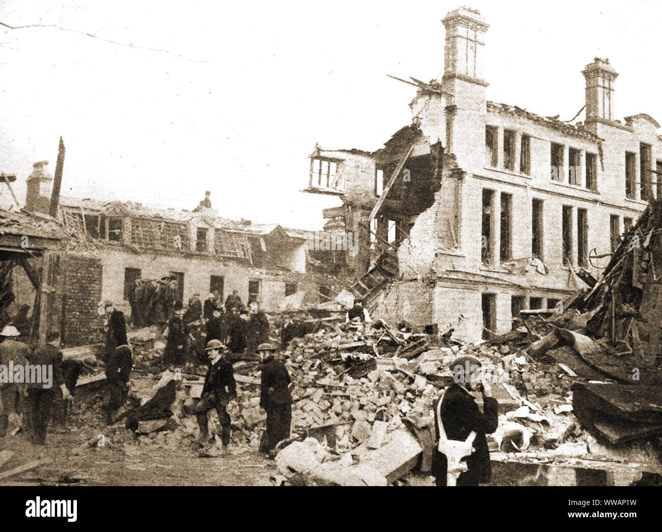 WWII - Merseyside Retter suche Gebäude nach raid am 14. März 1941 bombardiert Stockfoto
