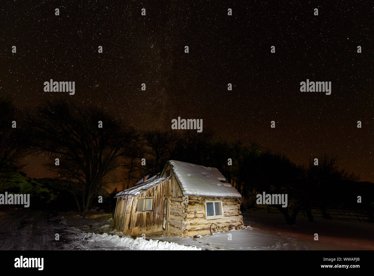 Nachthimmel mit alte Kabine mit einer Taschenlampe beleuchtet, Torrey, Utah, USA Stockfoto