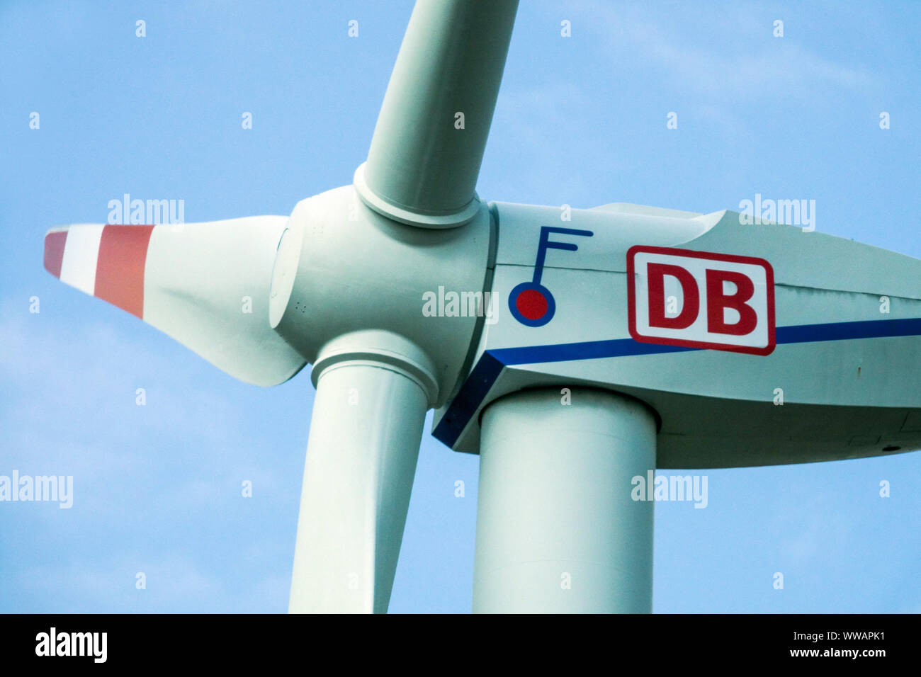 DB-Logo Deutsche Bahn Sign-on Windturbine Deutschland Europa Stockfoto