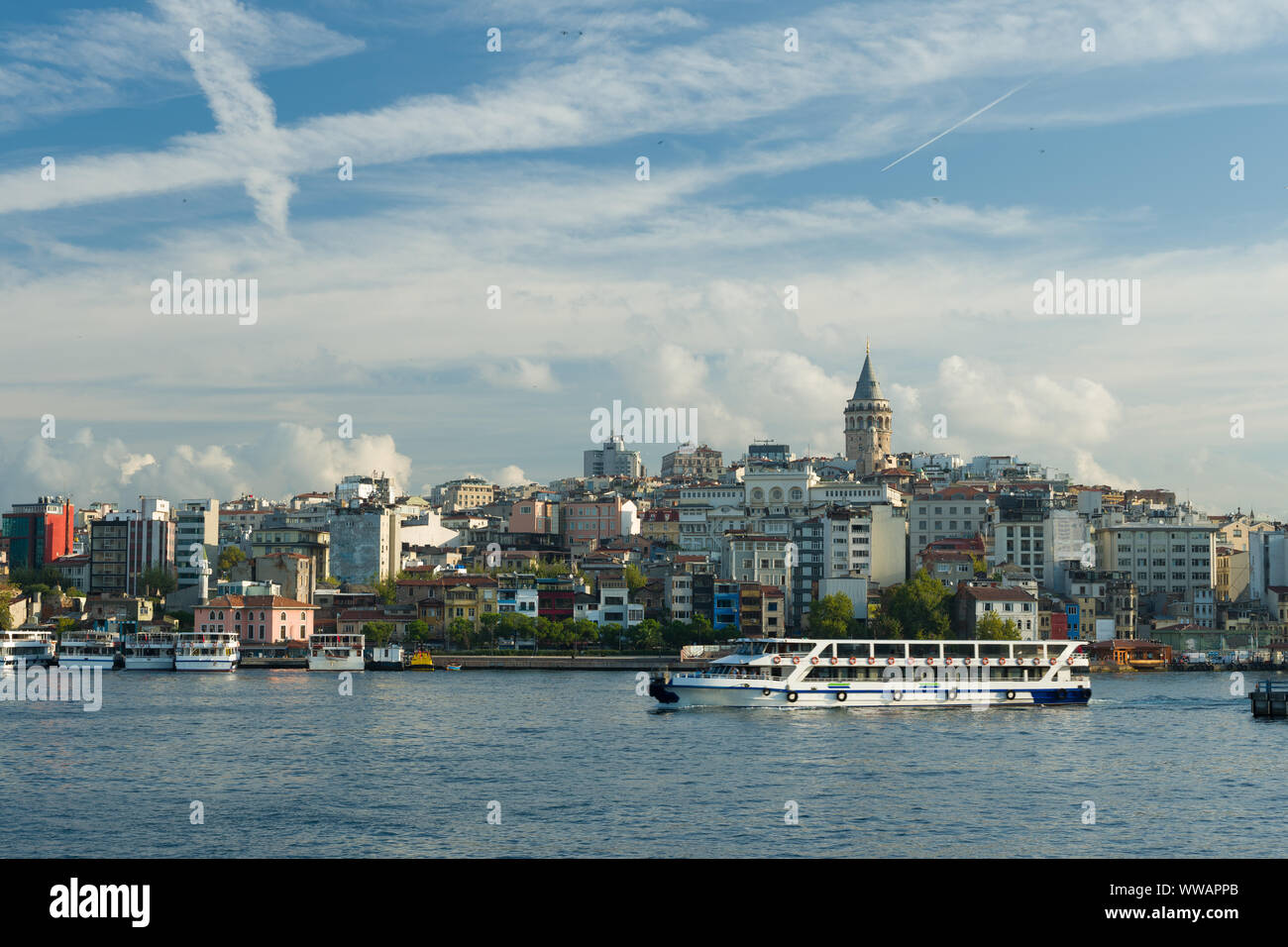 Blick auf Galataturm von der Galatabrücke. Bosporus Tour Boote am Eingang des Golden Horn Stockfoto