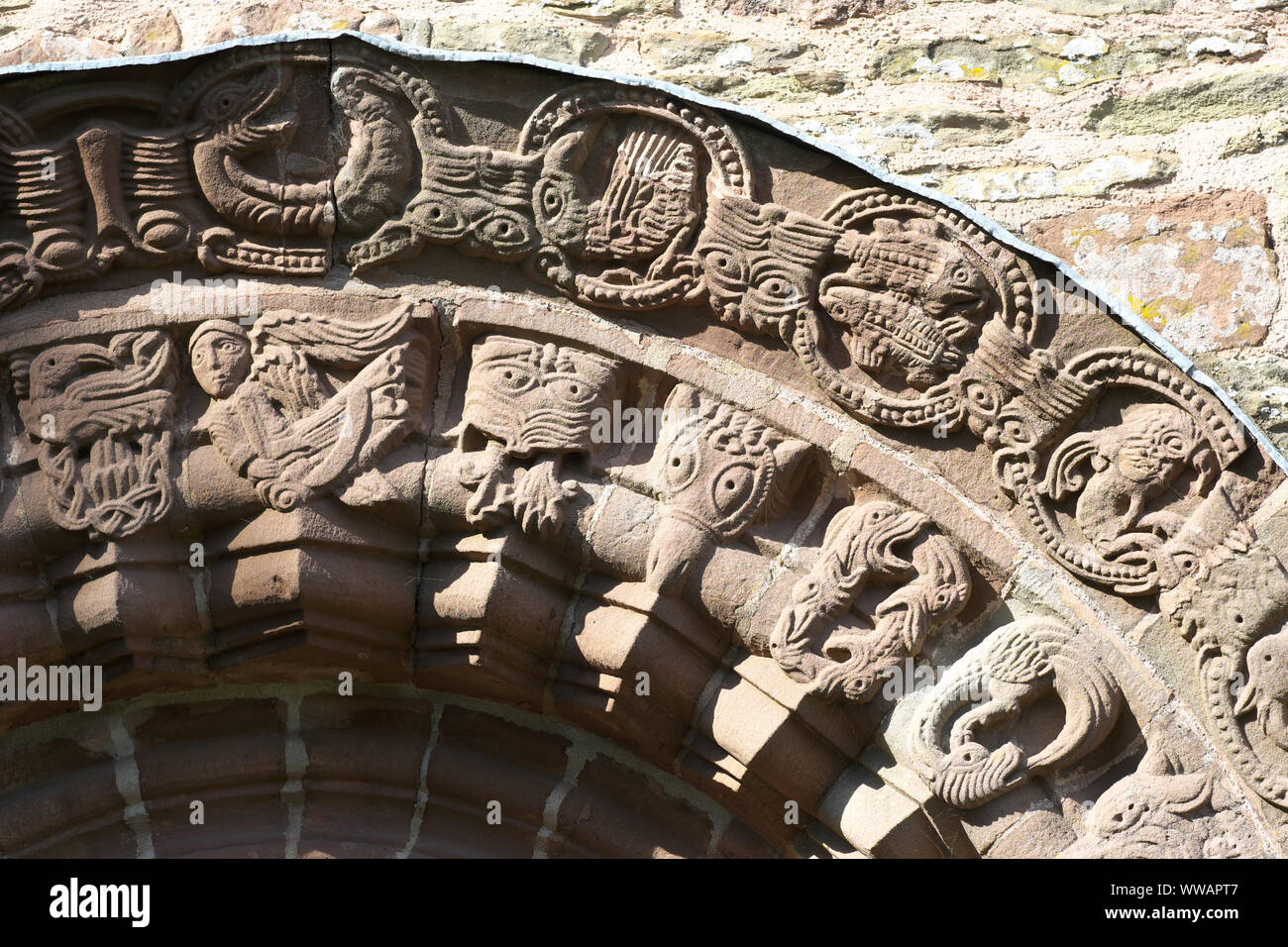 Kilpeck Herefordshire UK - Details der aufwändig gestalteten Stein Tür (Tympanon) auf St. Maria und St. Davids Kirche Kilpeck Stockfoto